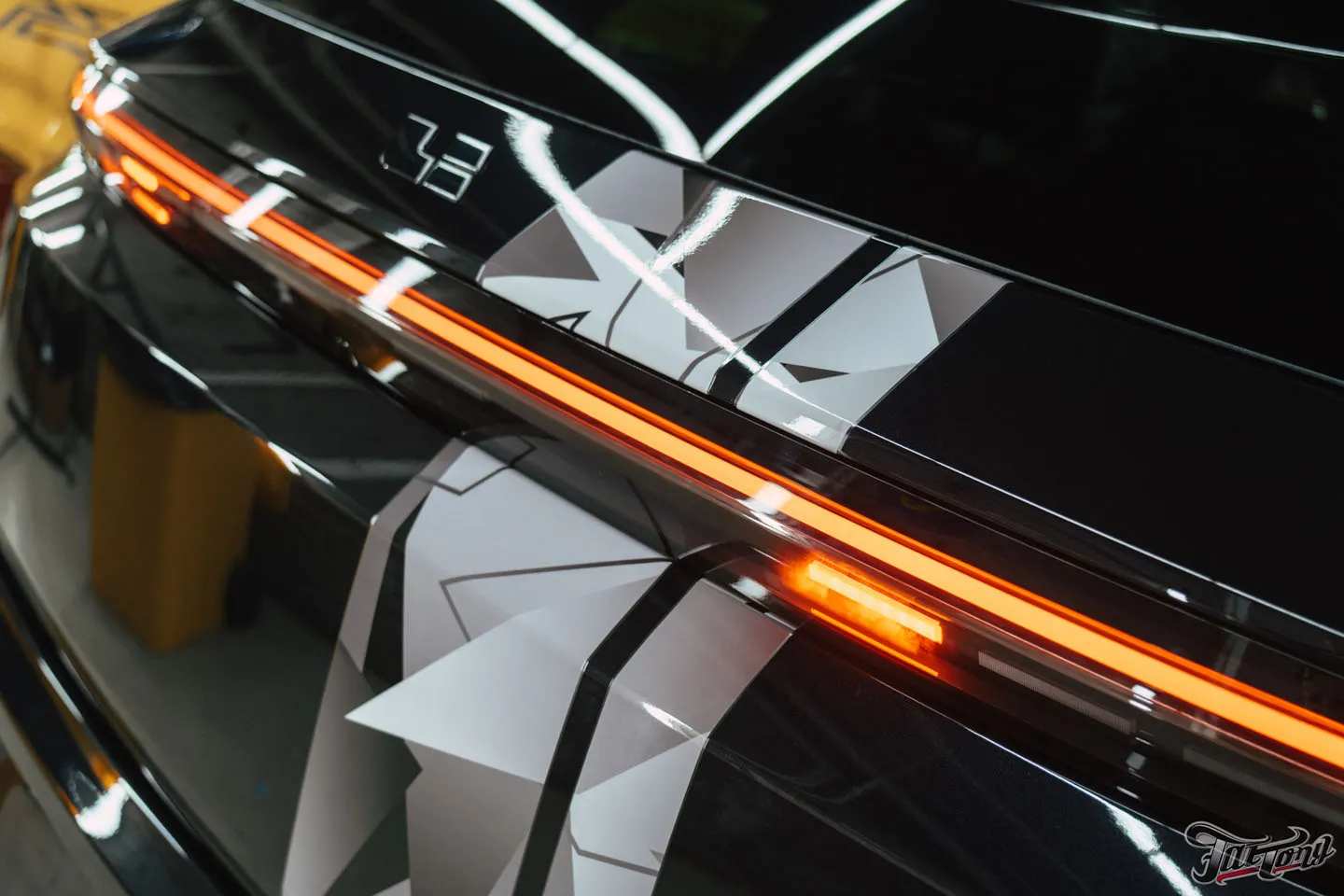 Добавили винилографию и полностью оклеили Li Auto L7 (LiXiang L7) полиуретаном, затонировали шильдики, защитили глянец в салоне, почистили и обработали керамикой кожу